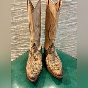 Vintage Women’s Dan Post Snakeskin Boots!